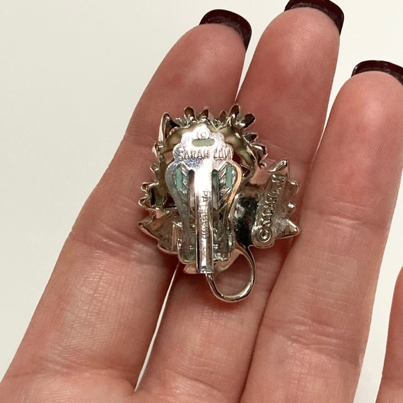 1960s Sarah Coventry White Maple Leaf Clip On Enamel Earrings - Picture 5 of 7